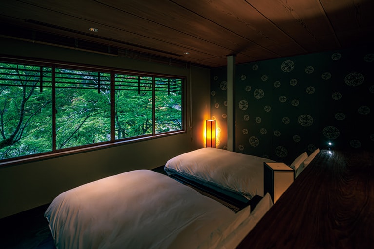 寝室の壁紙には、客室ごとに異なる京唐紙が使用されている。