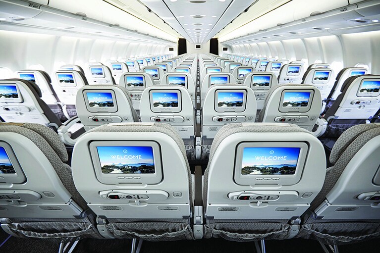 こちらは最新のエアバス機。映画や音楽などエンターテイメントを楽しんでいると、移動時間もあっという間。
