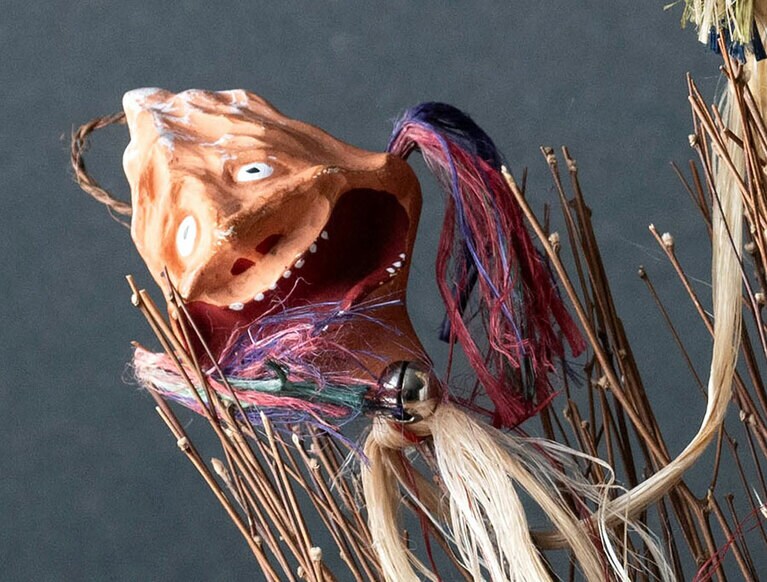 山霊の分霊として象られた山彦人形。顔は自然への畏怖の念、色彩は四季を表しているそう。