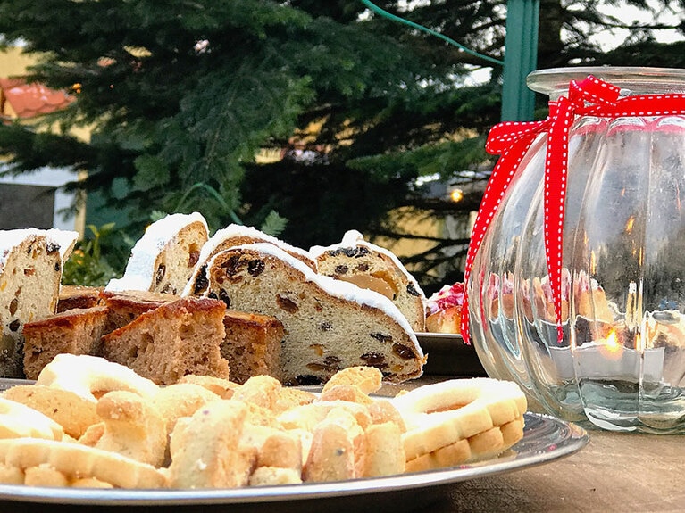 クリスマス時期には、焼き菓子のスライスを毎日1枚ずつ食べて、クリスマスが到来するのを待つ。中にはバレンシアオレンジやクルミやアーモンドなどがたっぷり。