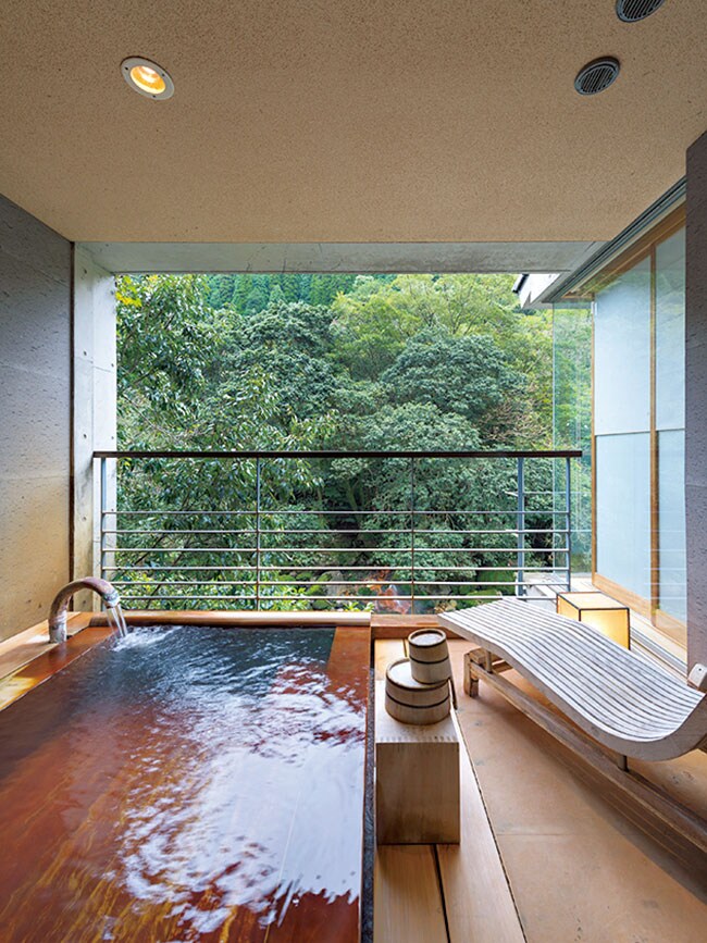 霧島火山帯の恵みの源泉をかけ流しで引いている露天風呂付客室「石蔵」。