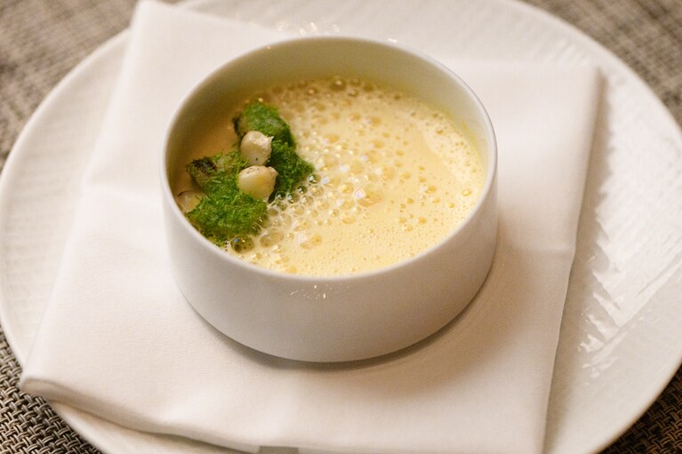 とうもろこし本来の甘みがやさしく広がる、滑らかな冷製スープ。