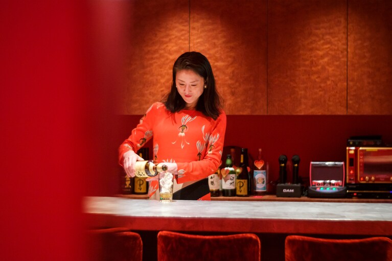 カウンターに立つママ、高橋愛さん。