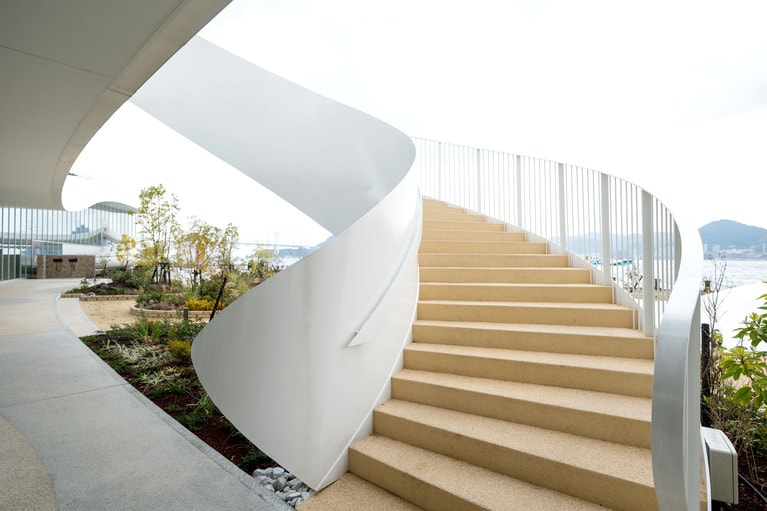 柱のない螺旋階段も印象的。