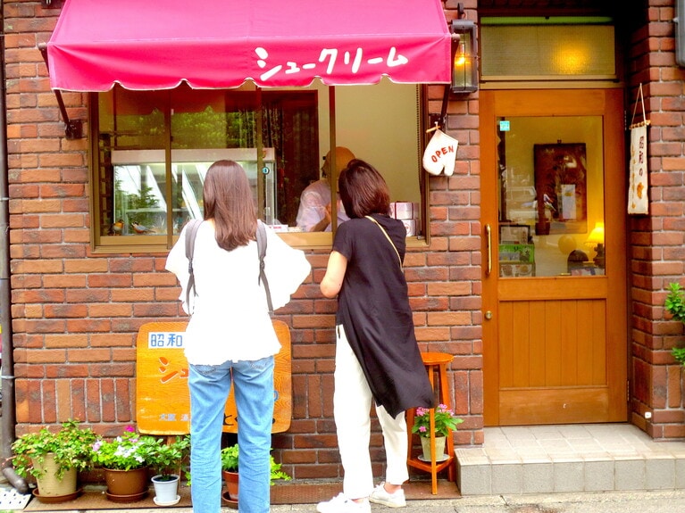 シュークリームを求める客が次々に。