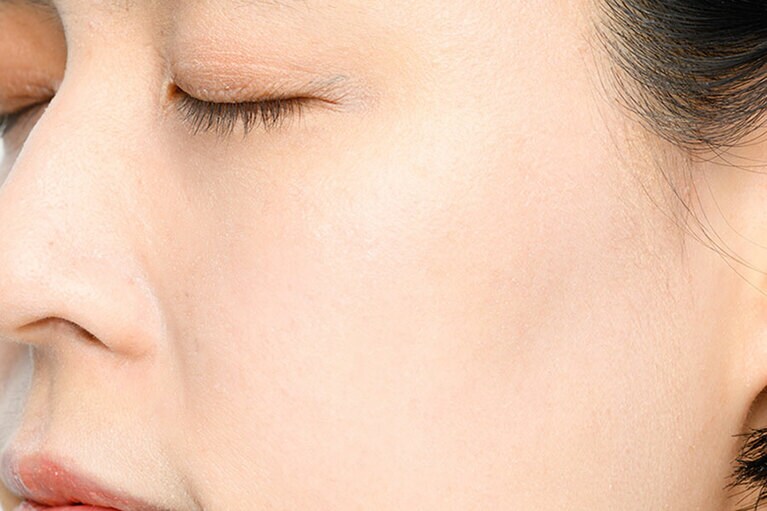 ほんのりトーンアップし、透明感と血色感をプラス。