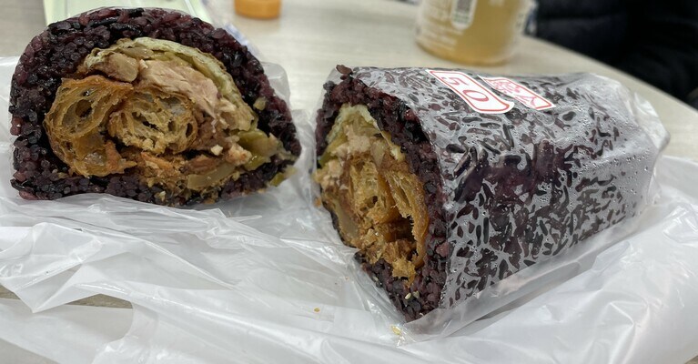 お米にパンという、まさに炭水化物祭りな組み合わせ。朝に必要なエネルギーをチャージするには、これ以上ない一品です。