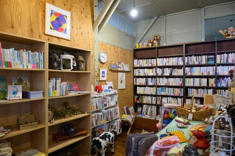 個人店ならではの温かみを感じる店内。分野を超えて書籍がぎっしり。