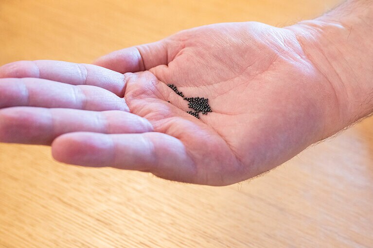 ショットブラストに使われている、ごく小さな球体。