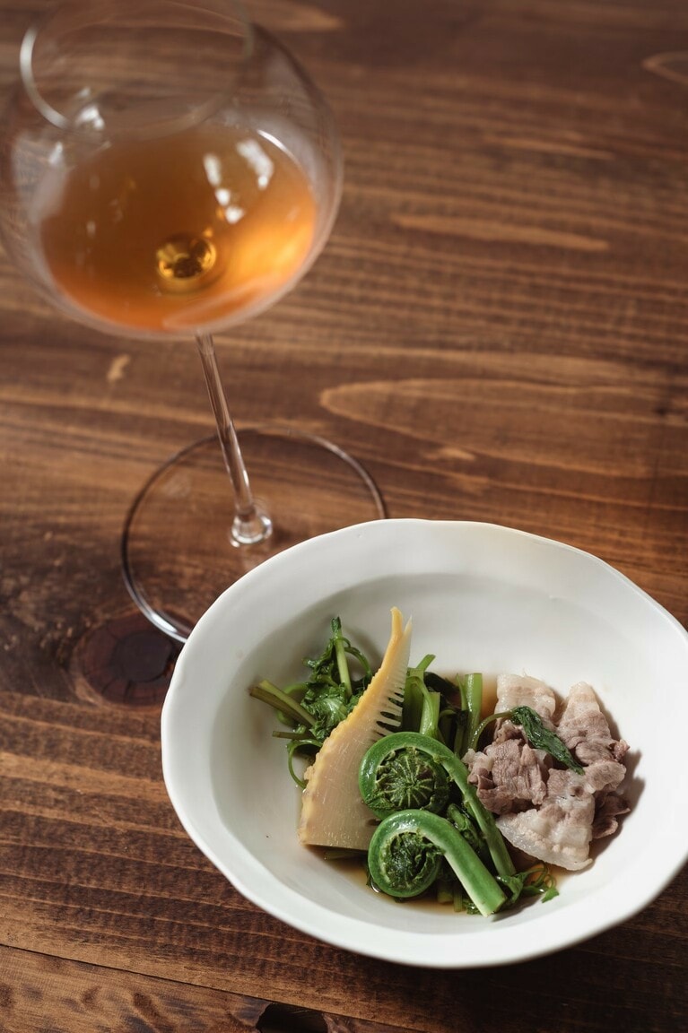 「山菜鍋」は、いつもは厨房で作業する井上シェフ自らカウンターに立って振る舞う。