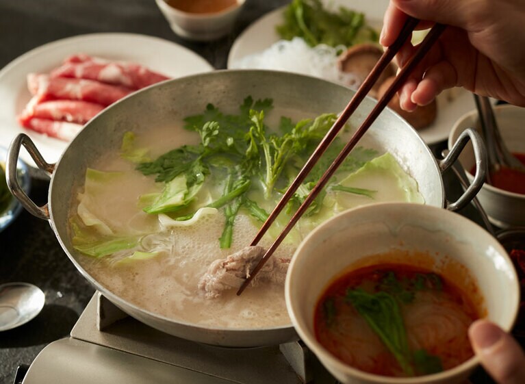 涮羊肉(しゅわんやんろう) ご家庭満喫セット 2人前(羊肉500g、スープ1kg、ゴマダレ100g、辣油100g) 4,200円／味坊集団