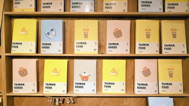 「カバー付きノート」380元。触り心地も良いノートカバー。