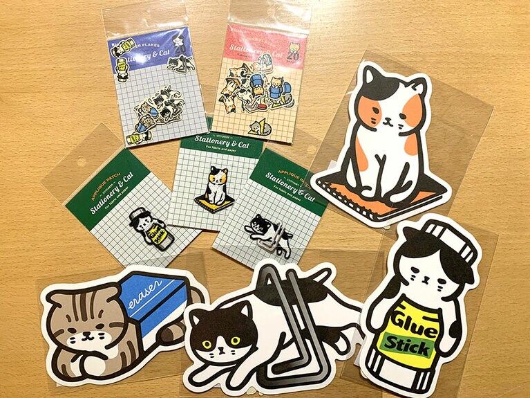 猫就是這樣用文具シリーズ ◆アップリケ 100元／個 ◆ポストカード 40元／枚 ◆シール 120元／20枚入り。可愛い上に社会貢献にも繋がる猫グッズ。