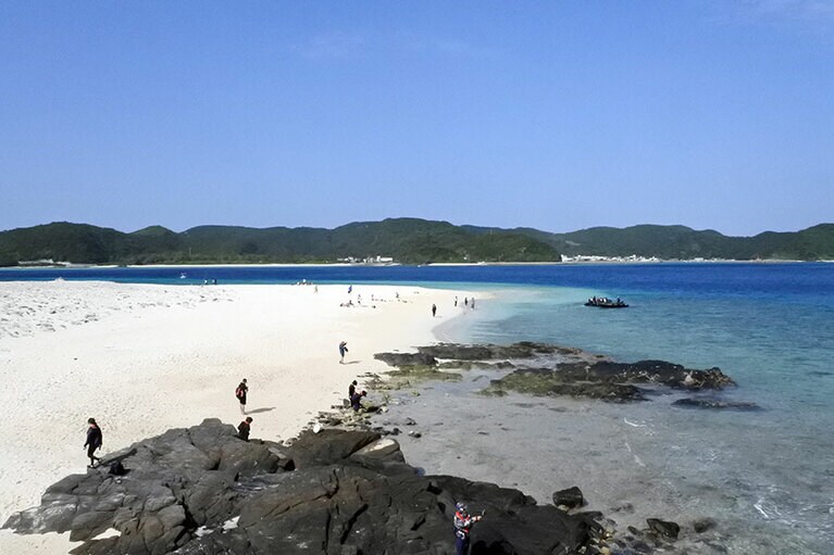 無人島へ舟渡しをしてもらい、上陸することも可能。