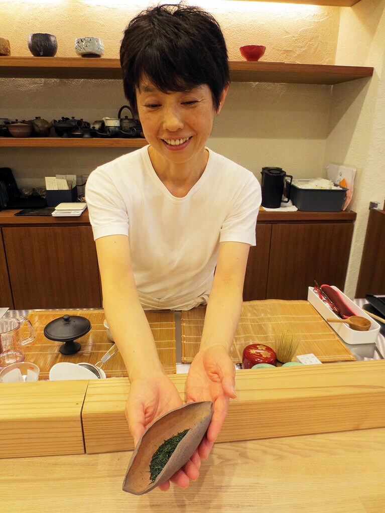 八女伝統本玉露 おくゆたか」をいれる様子。(1) 茶葉をお客に見せる。