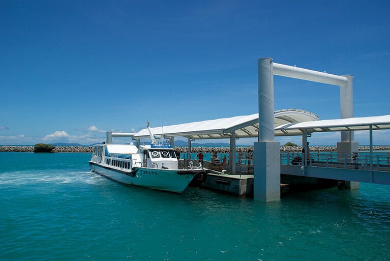 黒島は石垣島から船で35～50分の、八重山諸島の島。©︎竹富町観光協会