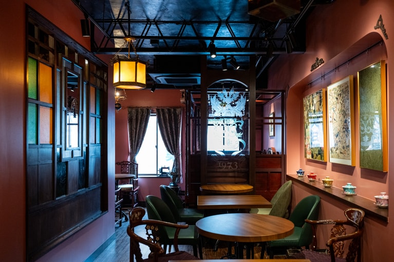 華やかでいてクラシカルな世界観が楽しめる2階のカフェ。