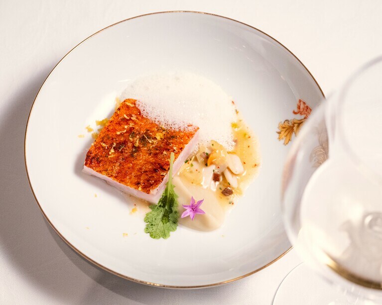 「アルフォンシーノ（金目鯛）：魚介の煮込みとともに」。