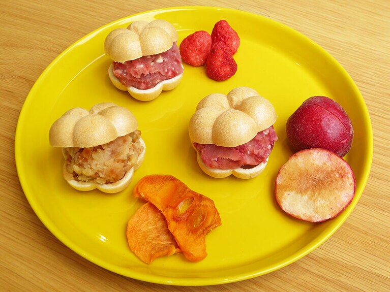 「くだものもなか」。奥「いちごとホワイトチョコ」350円、左「ラム柿とくるみ」、右「すももとホワイトチョコ」各300円。