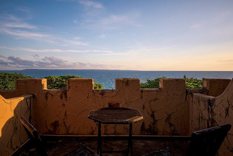 絶景の海が広がるテラス。夜には月光浴や星空を楽しめる。