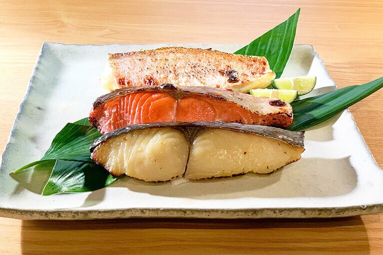 【錦市場】手前から：鰆西京味噌漬け、鮭粕漬け、甘鯛西京漬け／京都錦市場 近新多宝庵