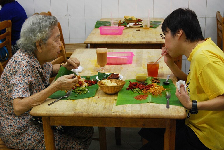 マレーシア人は老若男女問わず、みんなカレーが大好き。首都クアラルンプールにはインド系料理店が多数あり、どこもにぎわっている。写真は、ご飯とおかずにカレーソースをかける「バナナリーフカレー」の店。