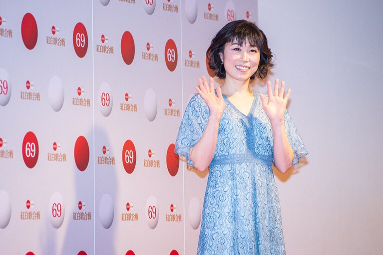 毎回凄まじいサービス精神とチャレンジャー魂を見せてくれる水森かおり。紅白ビックリ演出枠のパイオニア小林幸子も衣装会議がエスカレートしていき「火の輪をくぐる」というアイデアまで出たという。水森かおりの今後はとても楽しみだが無理はしないでほしい