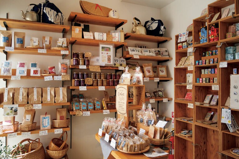 福知山産の茶葉や名物・踊せんべいのほか、お店のオリジナルも豊富。思わず手に取りたくなる商品が並ぶおみやげ品コーナー。