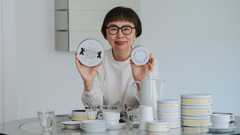 小さなサイズの裏面にはかわいらしい「くまの手形」のイラストも。