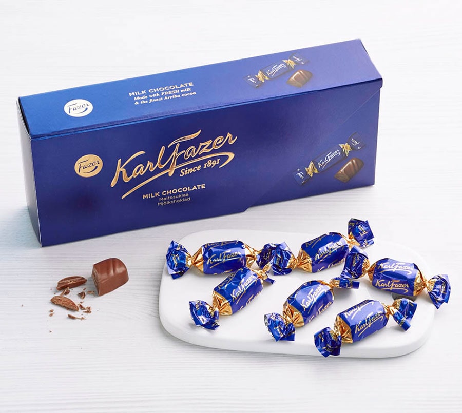 今年100周年を迎えるフィンランドの定番土産「FAZER(ファッツェル)」の一番人気商品、ミルクチョコレートボックス 1,760円。