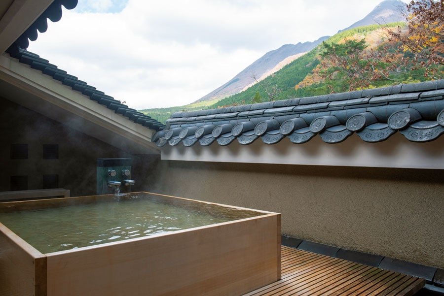 【亀の井別荘】由布岳を眺めながら湯に浸かれる「奥由布」の部屋専用の露天風呂。この景色を愛する常連も多いそう。Photo: Hiroshi Mizusaki