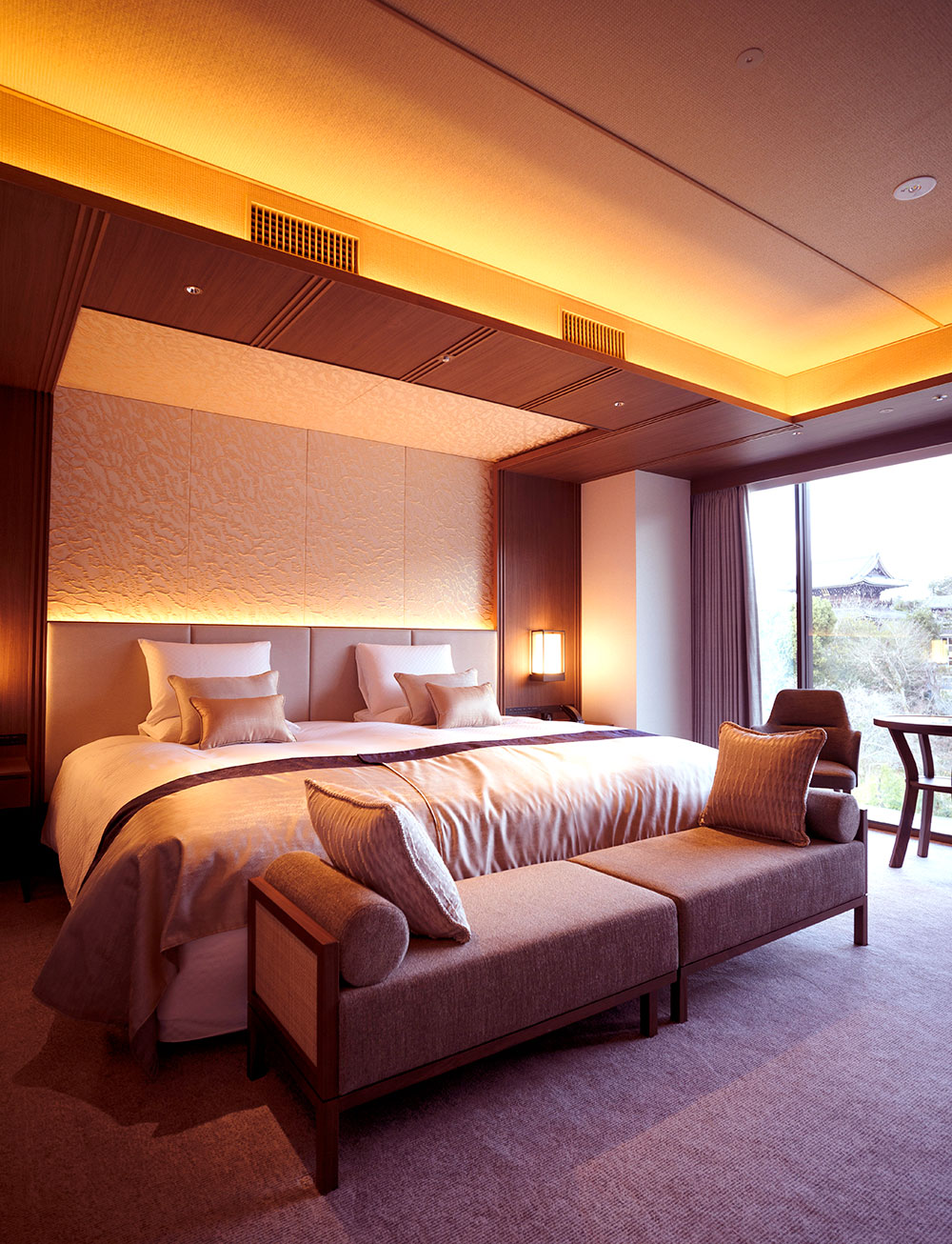 ベッド周りは天井までが「HOSOO」のテキスタイルに彩られるスイートルーム。