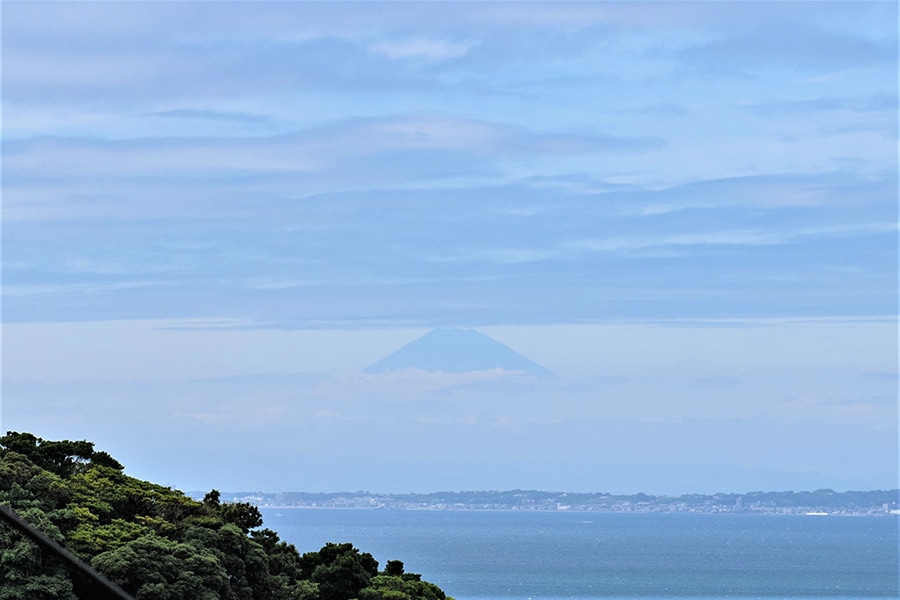 帰りのロープウェーの窓から。海の向こうに富士山が見えます。「鋸山は、浮世絵にも描かれた富士山の名所でもあるのですね」(河合さん)