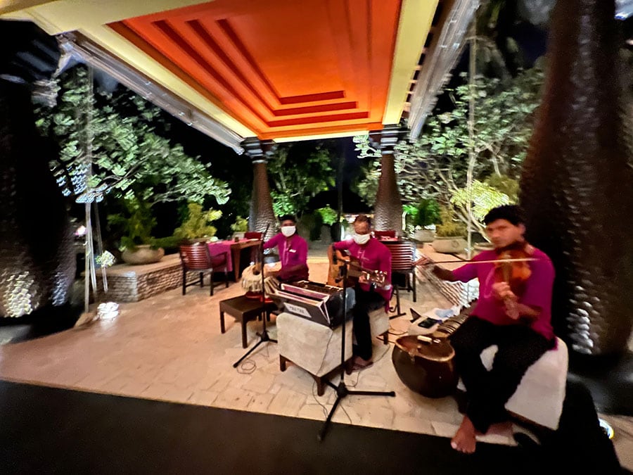 ディナーのみオープンするインド料理レストラン「バラーバル」では、インド音楽のライブ演奏も。