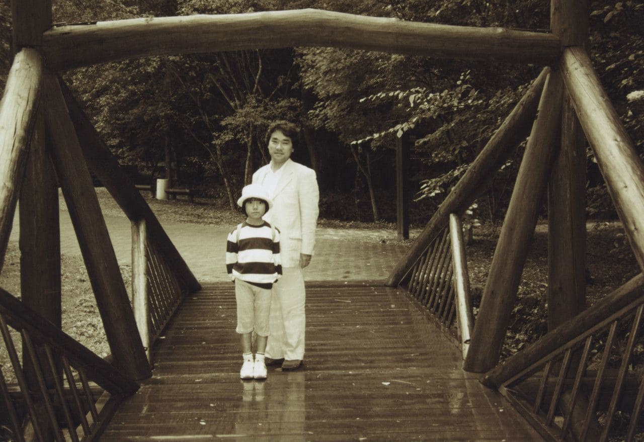 2001年、小室圭さんと父・敏勝さん　宮内庁提供