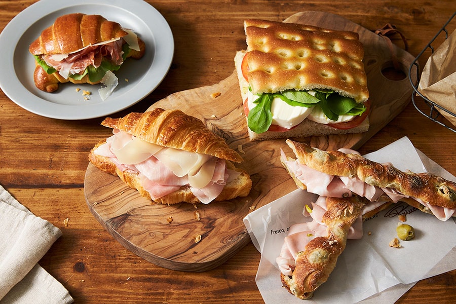 プロシュート、モッツァレラなどイタリアの厳選された食材をはさんだサンドイッチ。