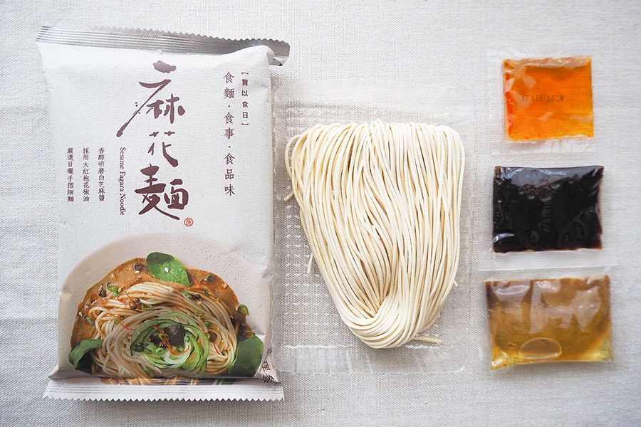「麻花麺」の中身。タレは3種類。上から花椒油、醤油タレ、そして味のポイントになる濃厚なゴマダレです。