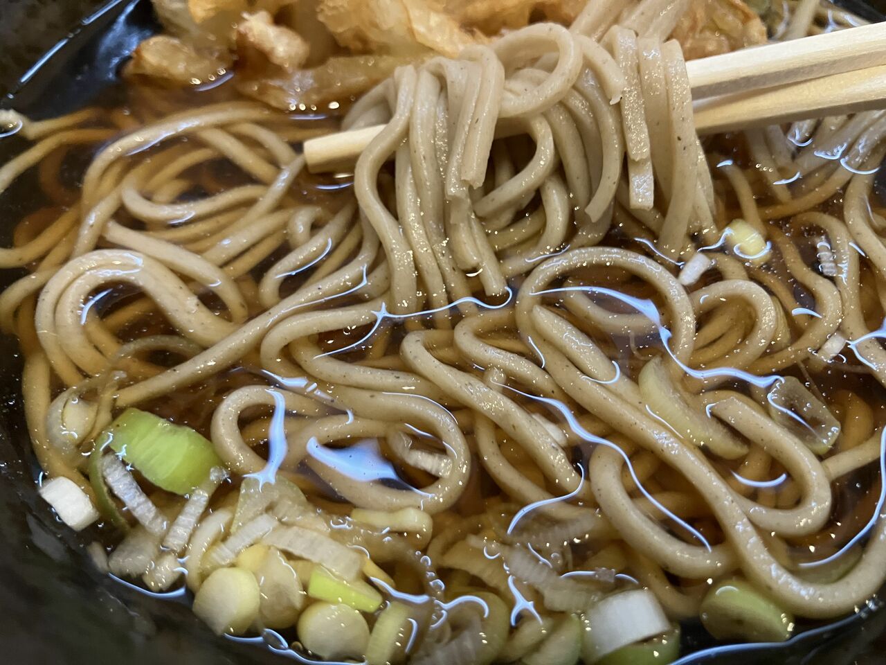 このやや太めの近隣の製麺所のそばが秀逸だ