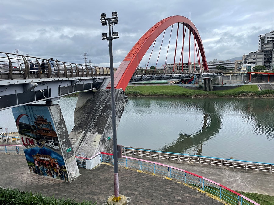 こちらの橋は「彩虹橋」と呼ばれています。