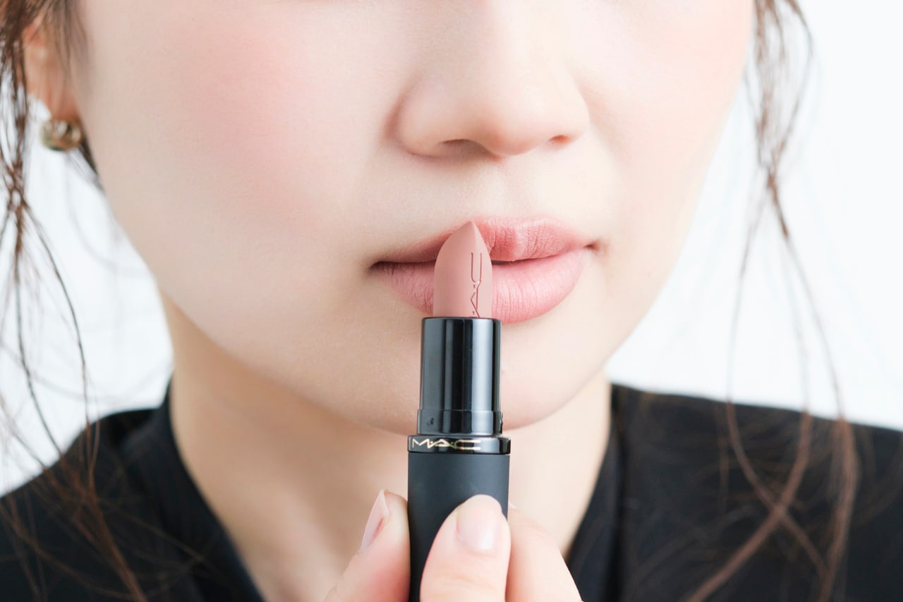 上唇の輪郭より1～2mmオーバー気味に再度塗る。