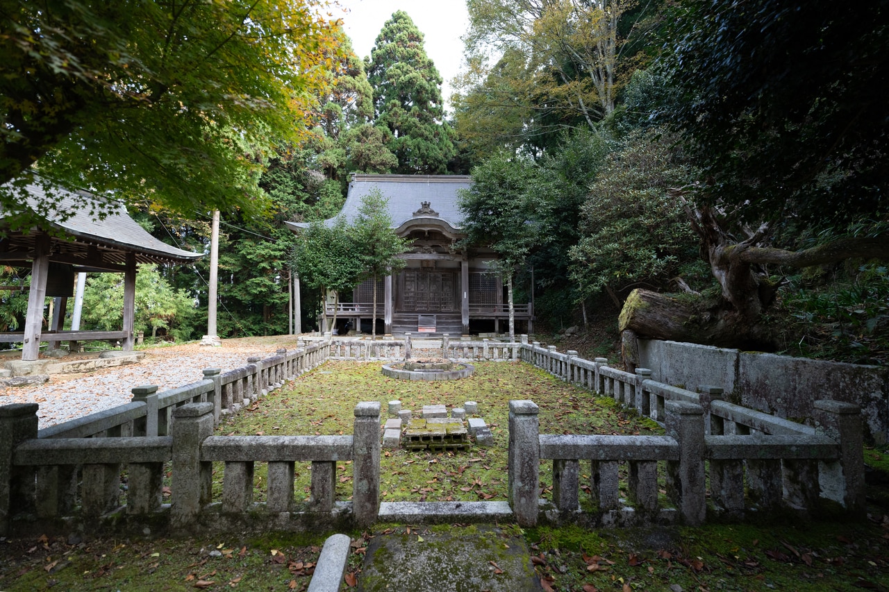 正面奥に見えるのが「鳳閣寺」の道場。勅令により、国家安泰の祈願道場として開山された。