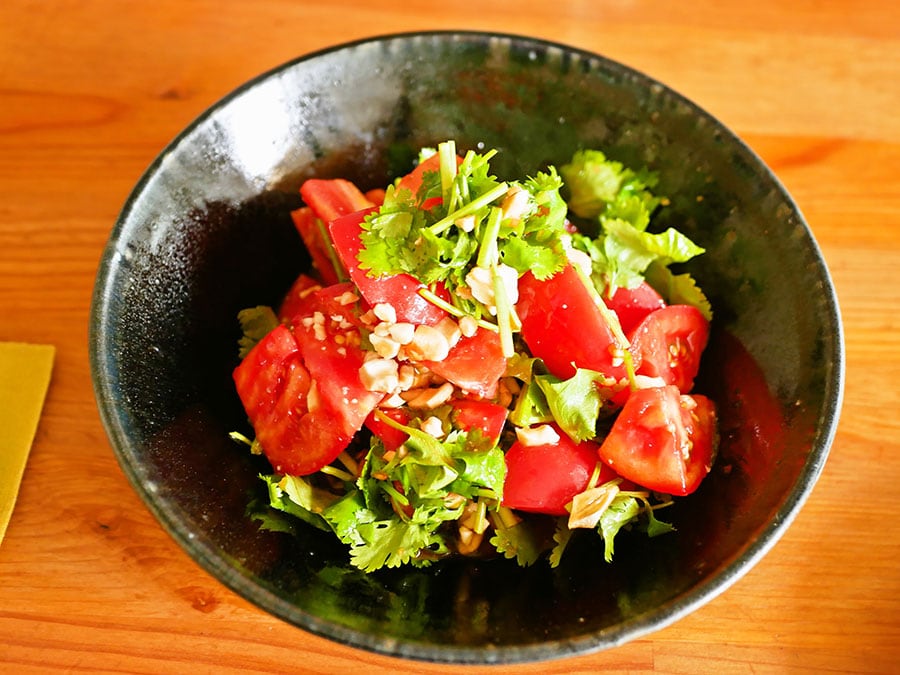 トマトとパクチーのホットオイル和え。