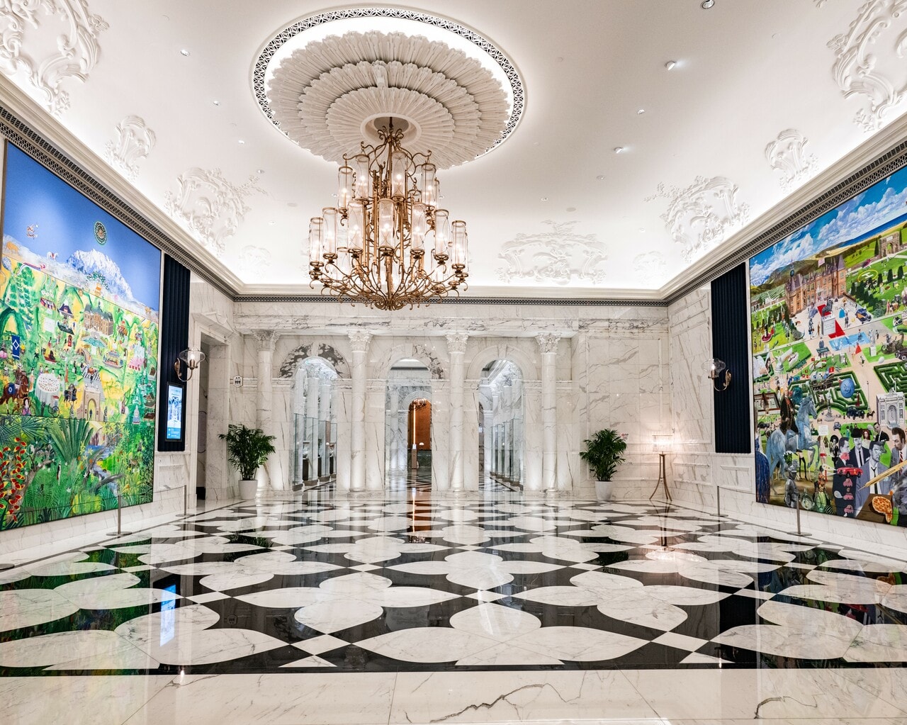 現代マカオを代表するアーティスト、コンスタンチン・ベスメルトニー氏が「グランド リスボア パレス マカオ」のために制作した2枚の大作は必見。