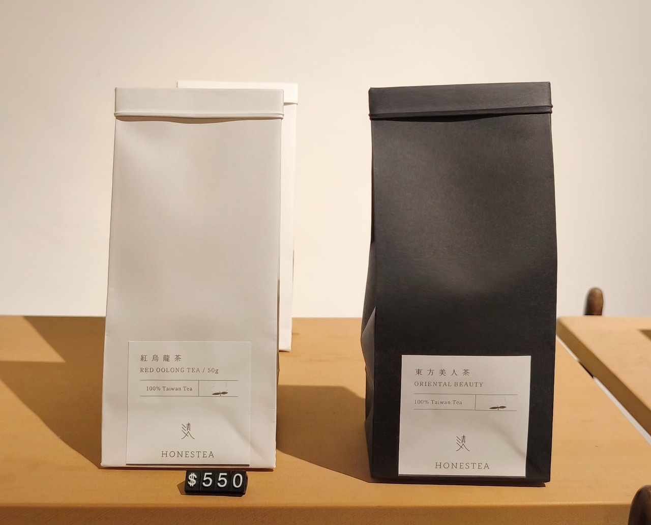 中身がお茶とは思えない、クールなパッケージに入っています。