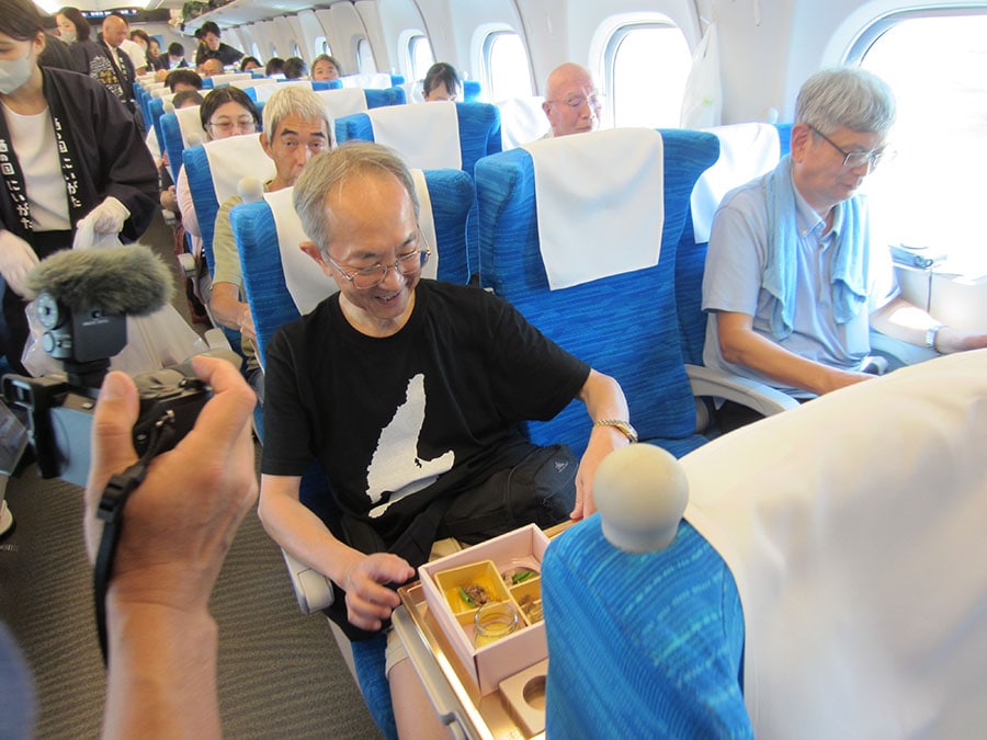 乗客は片道２時間半、たっぷり日本酒を堪能した（写真提供：新潟県）