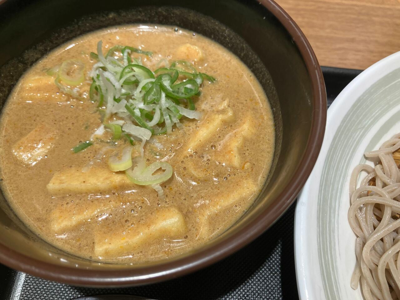 つけ汁はやや色が濃い