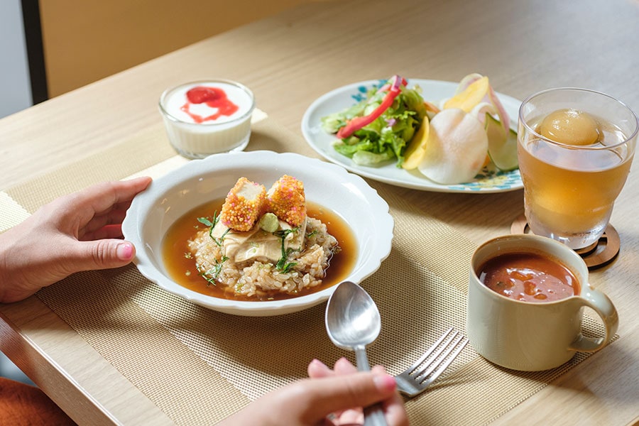 金沢ならではの棒茶を使用した「棒茶と生麩のリゾット」。優しい味わいで、お茶の香りと食感を楽しめます。