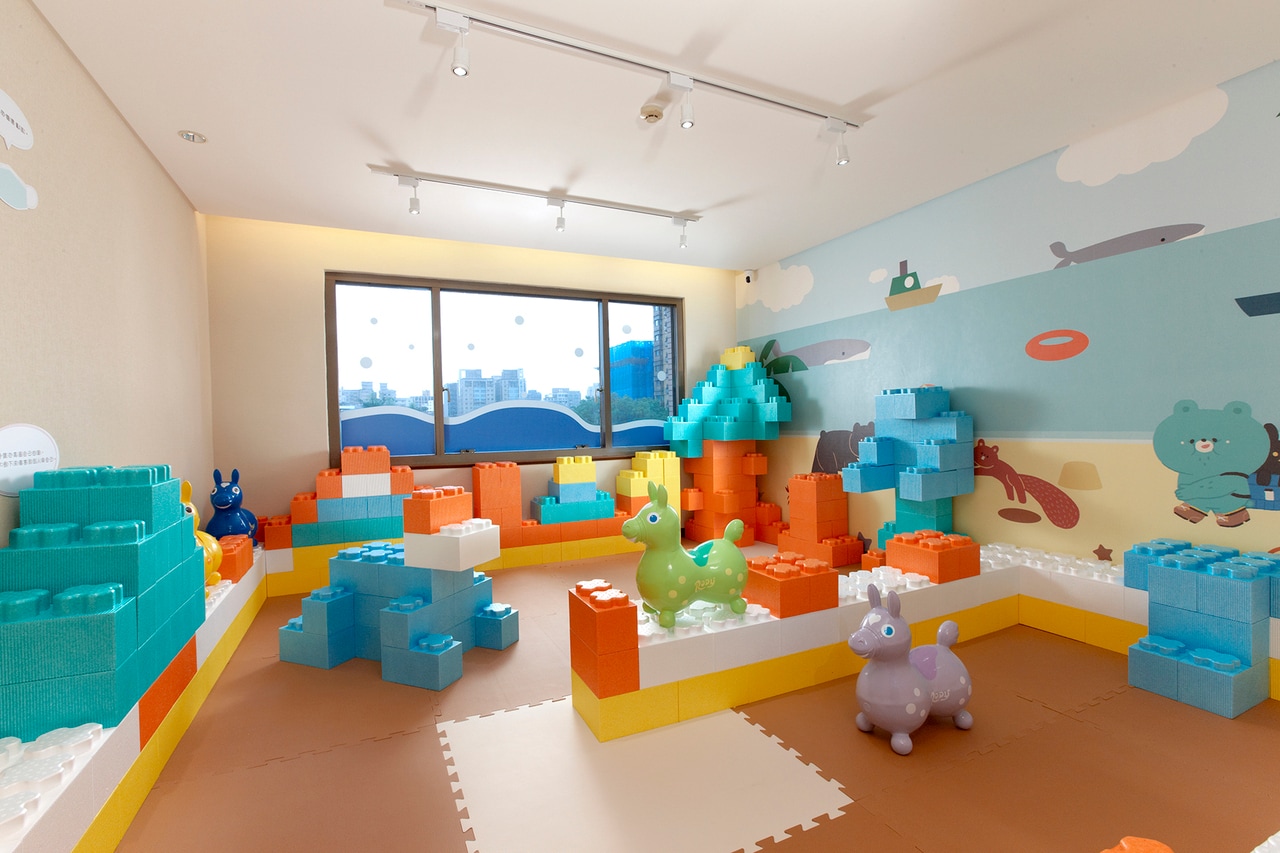 利用可能時間は9:00～12:00、13:00～17:30、18:30～21:00。利用には大人の同伴が必要で、入場料は大人200元、子ども800元（大人1名の同伴料金含む）です。