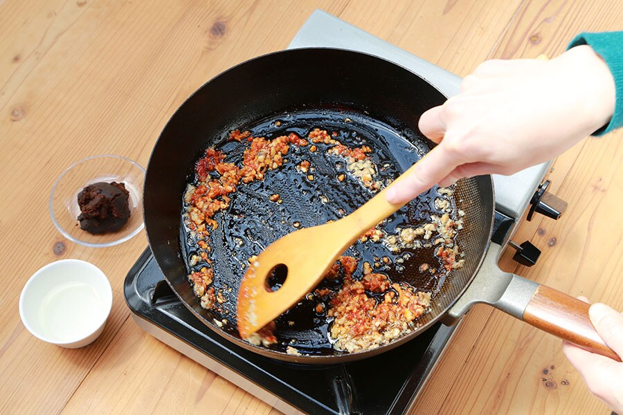 次に豆板醤を加えてえて更に炒める。