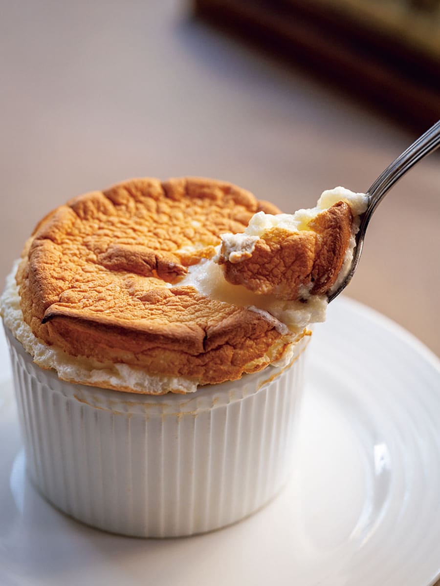 “スフレ・グラン・マルニエ” 9ユーロ。熱々のスフレはふわりと軽く、リキュールの香りが余韻を与える。